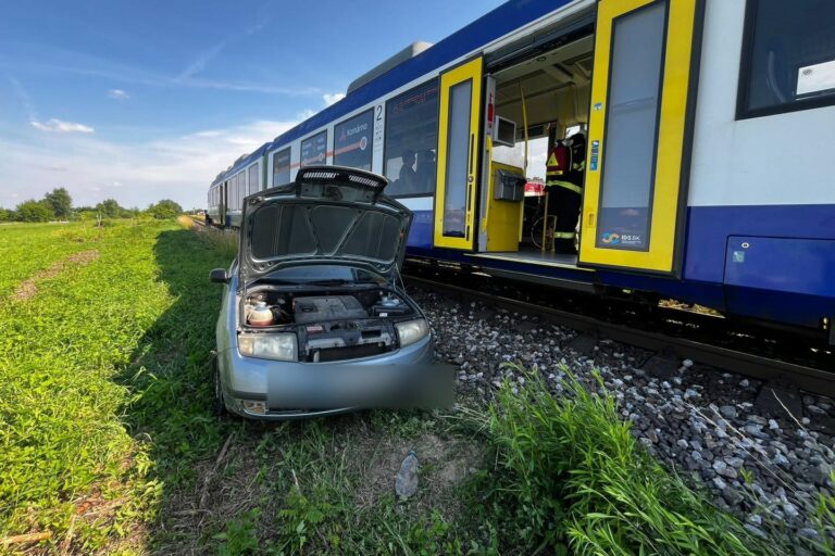 Vlak spoločnosti Leo Express sa v Bratislave zrazil s osobným autom