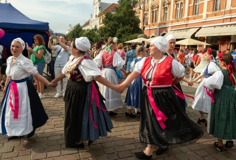 Hlavnú ulicu Košíc roztancovala ľudová karička, ide o tradíciu medzinárodného folklórneho festivalu Cassovia Folkfest