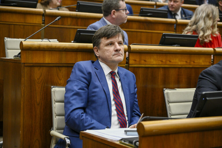Hlina chce od ministra Takáča vysvetlenie pochybnej kalamitnej ťažby na Horehroní za milióny eur (video)