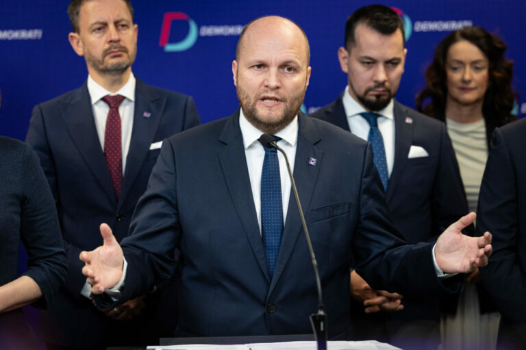 Demokratov mrzí, že zostali tesne pod piatimi percentami a nezískali žiadny mandát. Rozhodnutie voličov však rešpektujú