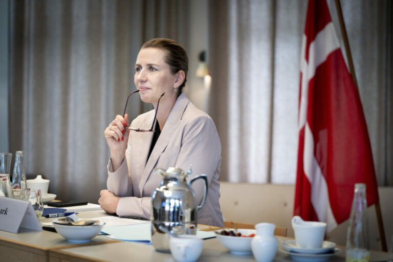 Dánska premiérka Mette Frederiksenová utrpela pri napadnutí v centre Kodane ľahké zranenie krku