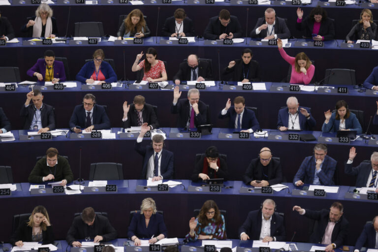 Europoslanci pôsobia v politických skupinách, ale môžu byť i nezaradení. Ako funguje Európsky parlament?