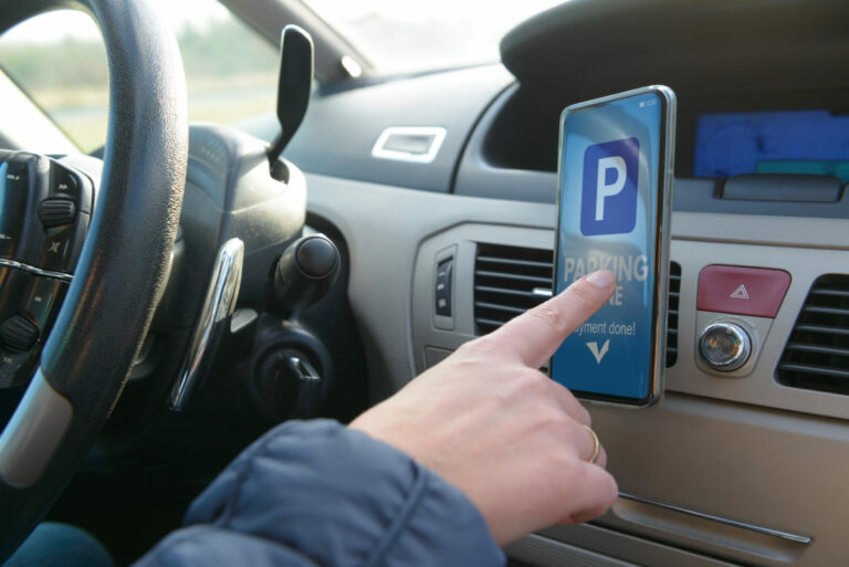 Mestská aplikácia aj platby prostredníctvom SMS. Bratislavský systém parkovania PAAS avizuje viaceré vylepšenia