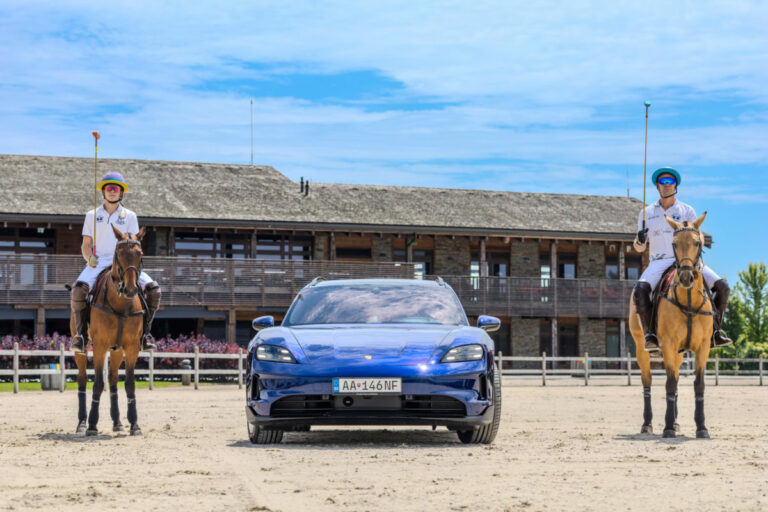 Elegancia, grácia a silný výkon dokonalo vystihujú konské pólo aj značku Porsche