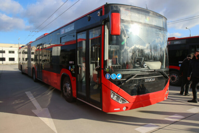 V bratislavskej MHD ohlasuje zastávky nový umelo vygenerovaný hlas, dopravný podnik preňho ešte nemá meno