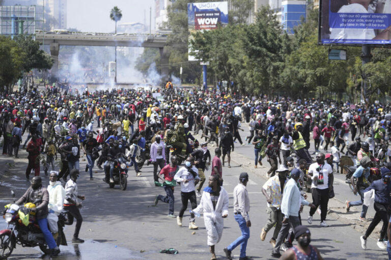 Budova parlamentu v Keni zhorela, zaútočili na ňu tisíce ľudí protestujúcich proti daňovému zákonu (video)