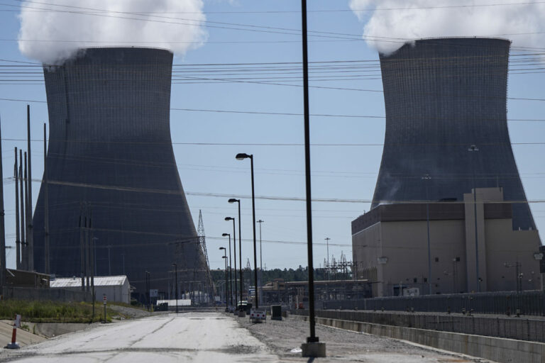 Američania uviedli do prevádzky dva nové jadrové reaktory, výstavbu dokončili sedem rokov po termíne