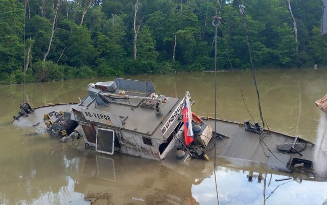 V Petržalke sa potopilo plavidlo, vyťahovať ho museli pomocou žeriavu (foto)