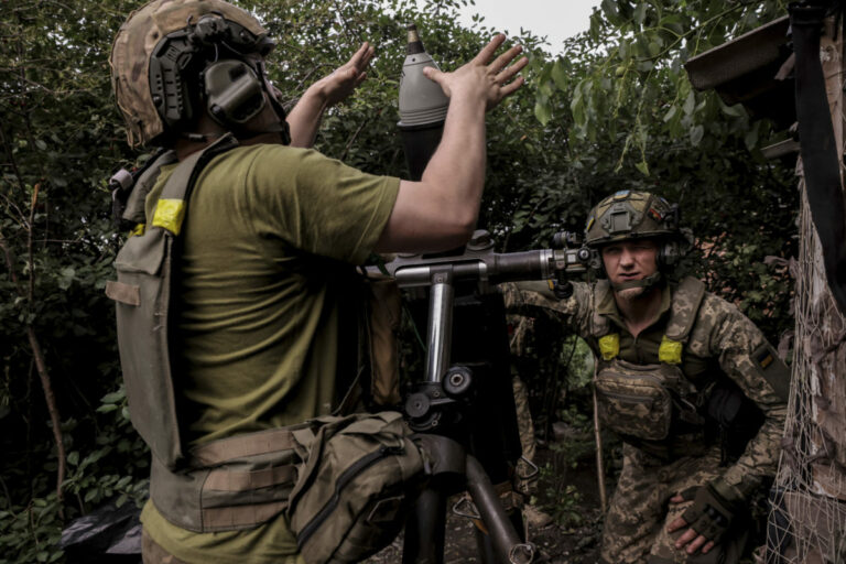 Moskva stratila ďalších viac ako 1100 vojakov, Kremeľ prišiel aj o osem tankov