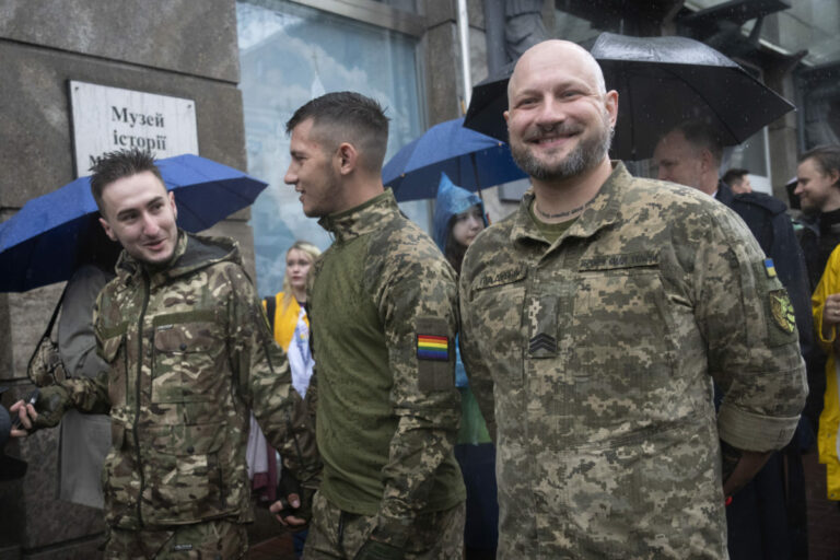 Ukrajinskí vojaci z LGBTQ komunity sa zúčastnili dúhového pochodu v Kyjeve, vyzvali vládu k udeleniu partnerských práv (foto)