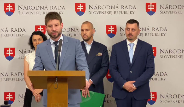 Na Slovensku hrozí skrytá privatizácia vody, podľa Šimečku minister Taraba namiesto riešenia situácie strčil hlavu do piesku (video)