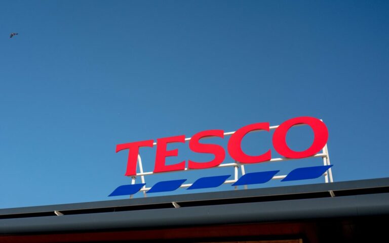 Tesco sa rozhodlo pomáhať obetiam domáceho násilia unikátnym spôsobom a svoju pomoc rozšírilo aj o deti