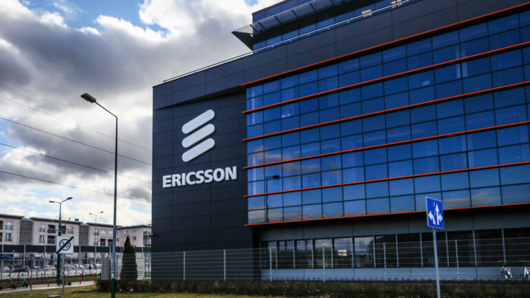 Ericsson vyskočil o 6 %, keďže predaje klesli menej, ako sa očakávalo