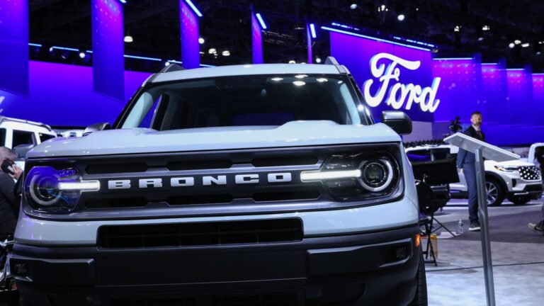 Akcie Ford, GM, Stellantis klesajú po neuspokojivých správach o výnosoch