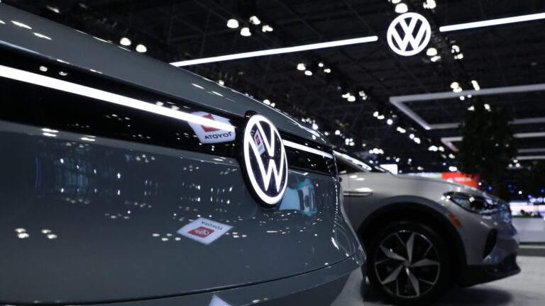 Akcie Volkswagenu klesajú, pretože uvažuje o zatvorení závodu v Bruseli
