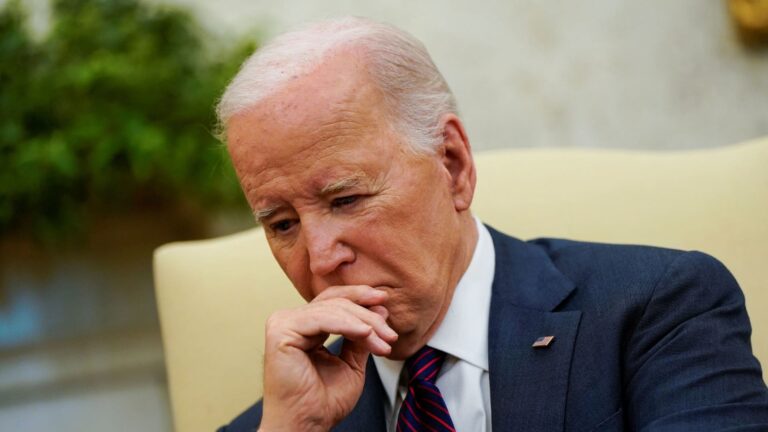 Biden hovorí spojencovi, že zvažuje, či zostať v pretekoch: Správy