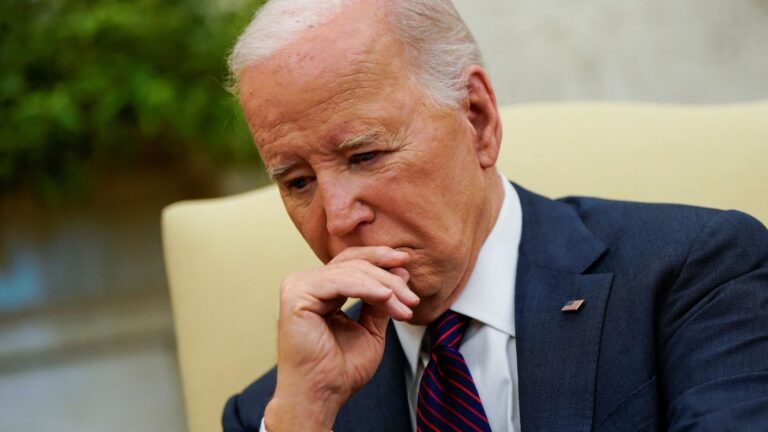 Biden pod tlakom demokratov, aby vypadol proti Trumpovi