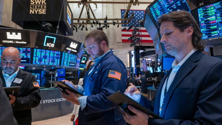 Dow stúpa o 700 bodov, aby bol rekord blízko