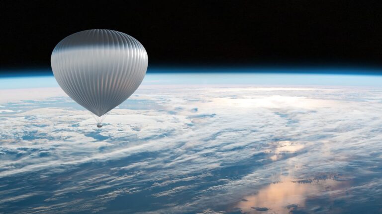 Balóny na zdvihnutie turistov 100 000 stôp do stratosféry
