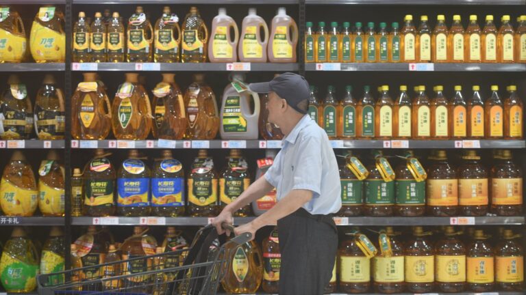 Číňania vyrábajú svoj vlastný kuchynský olej po tom, čo škandál vyvolal obavy