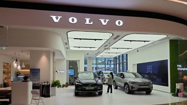Volvo Cars vyskočilo o 7 % po tom, čo vykázalo rekordný základný prevádzkový zisk