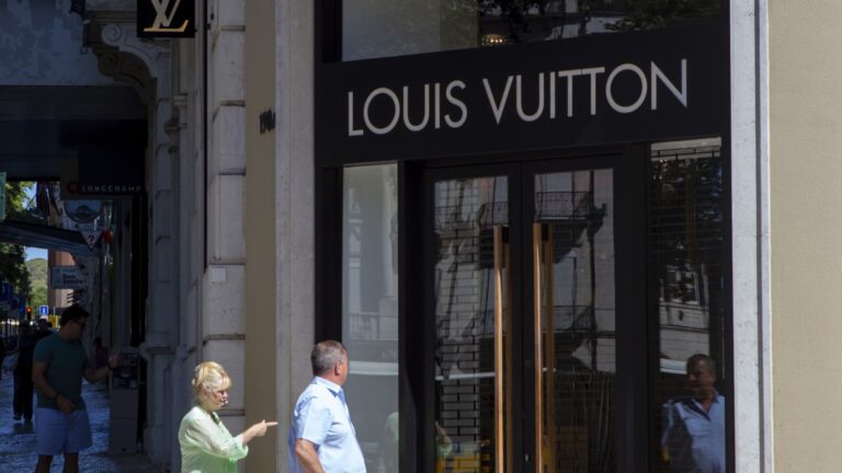 Najväčšia svetová luxusná skupina LVMH sa prepadá po tom, čo ohlásila výpadok tržieb