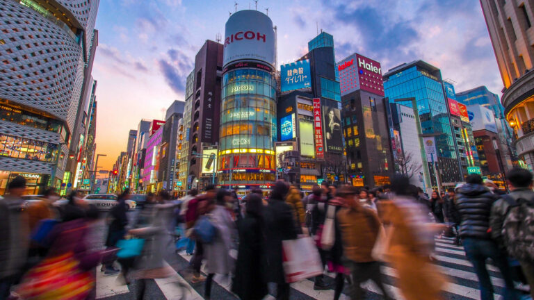 Čínski nakupujúci sa hrnú do Japonska, aby využili slabý jen