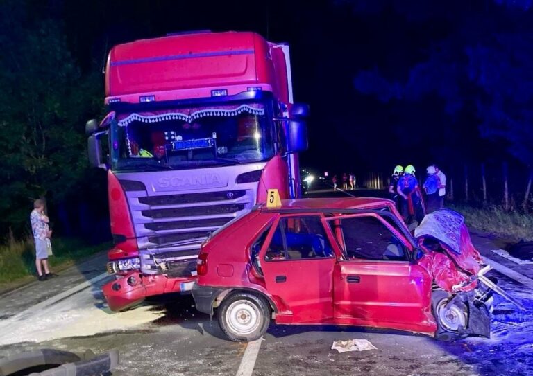 V Horných Semerovciach sa zrazilo osobné auto s kamiónom, šofér nemal šancu prežiť (foto)