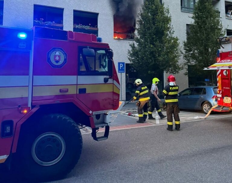 Polícia vyšetruje príčiny požiaru na Kutlíkovej ulici v Petržalke, plamene spôsobili škodu vo výške 200-tisíc eur (foto)