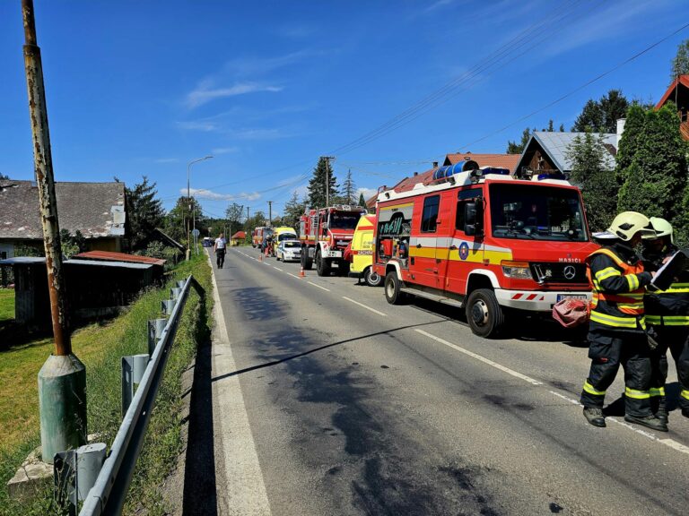 V Brezne sa zrazil autobus s traktorom, štyria ľudia sa zranili (foto)