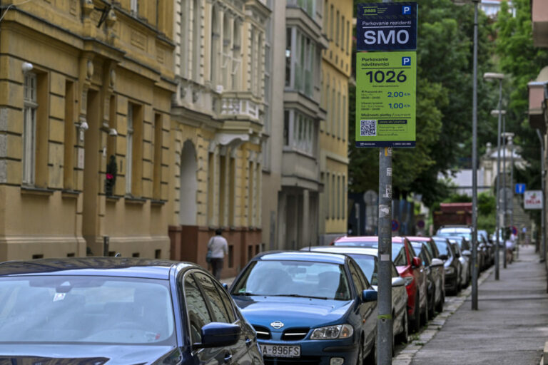 Parkovacia politika v Ružinove podľa starostu zlepšila parkovanie, problémom však sú presúvajúce sa autá nerezidentov