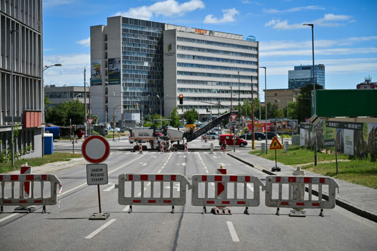 Modernizácia Račianskej ulice prinesie ďalšie dopravné obmedzenia. Opravy prebiehajú na križovatke Račianskej s Pionierskou a Jarošovou (video+foto)