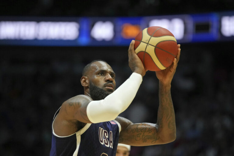 Američania v prípravnom zápase pred OH 2024 boli krok od veľkej hanby, zachránil ich však hviezdny LeBron James