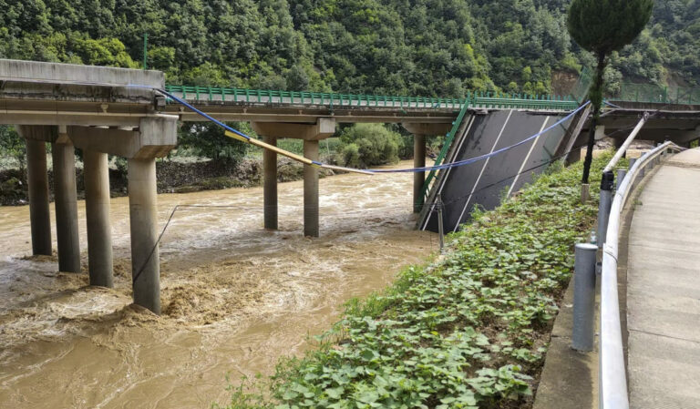Tragédia v Číne. Silné búrky spôsobili zrútenie mosta, zahynulo najmenej 11 ľudí, 30 ďalších je nezvestných