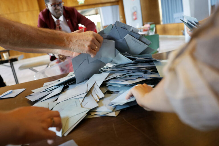 Parlamentné voľby vo Francúzsku podľa projekcií vyhrala ľavicová koalícia, Macronova centristická aliancia skončila druhá