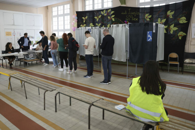 Hlas v druhom kole parlamentných volieb vo Francúzsku už odovzdalo takmer 60 percent voličov, ide o najvyššiu účasť od roku 1981 (foto)