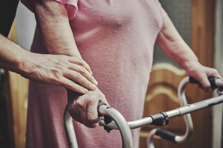 Prehriatie je pre seniorov rovnako nebezpečné ako infarkt. Úpal môže mať fatálne následky