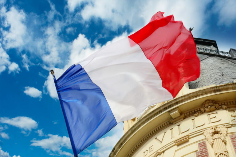 Novozvolení francúzski poslanci začali rozhovory o zostavení vlády, riziko politickej paralýzy je stále prítomné