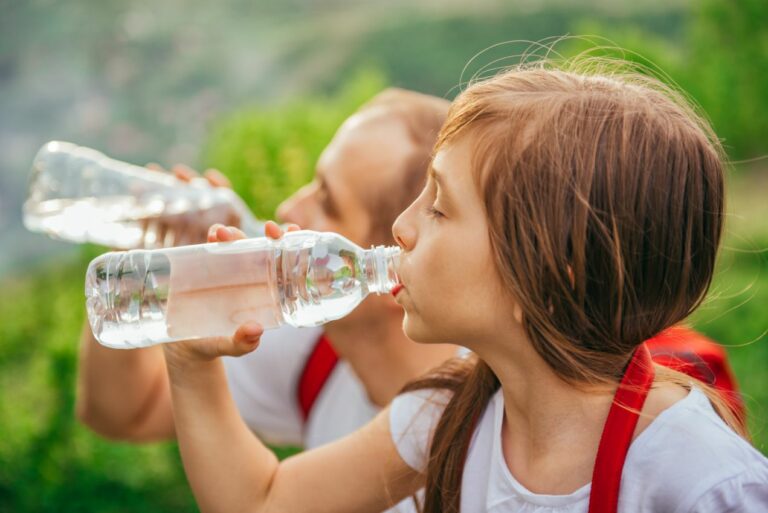 Počas horúčav dodržiavajte pitný režim, nečakajte na pocit smädu. Koľko a čoho vypiť, radia hygienici