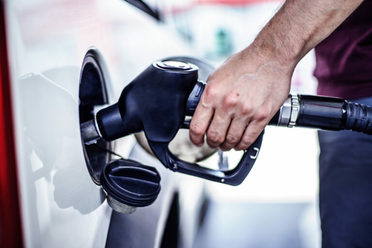 Dobré správy pre vodičov. Ceny benzínu a nafty budú klesať, lacnejšie natankujú aj dovolenkári 