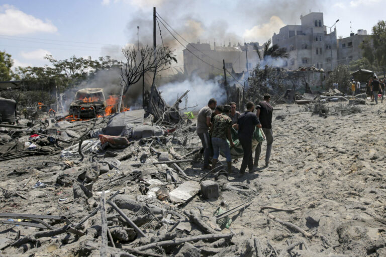 Izrael sa zameral na tieňového veliteľa Hamasu, podľa Palestínčanov zahynulo pri útoku najmenej 71 ľudí