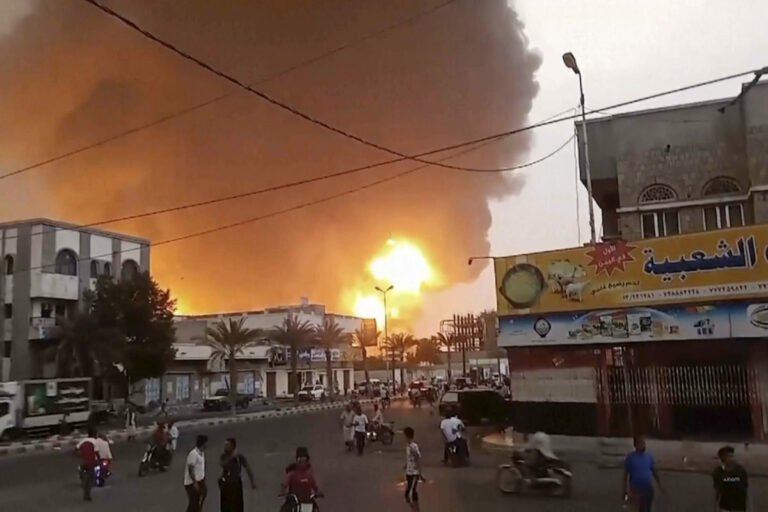 Jemenský prístav Hudajda ovládaný povstalcami bol terčom vzdušného úderu, húsiovia vinia Izrael