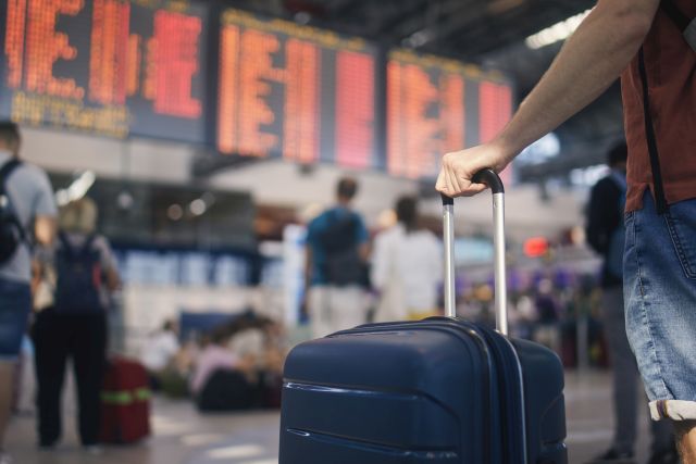 Meškajúce lety, niekoľkohodinové čakanie aj chýbajúca batožina. Aká je situácia na letiskách a čo robiť, keď sa vám stratí kufor?