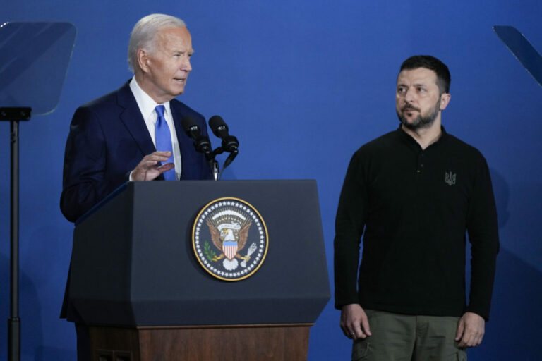 Zelenskyj sa Bidenovi poďakoval za neochvejnú podporu Ukrajiny, vyjadril rešpekt jeho rozhodnutiu