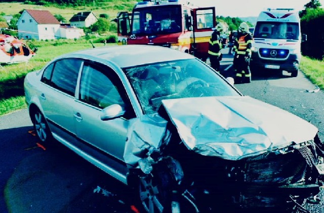 Vodič nedal prednosť oproti idúcemu vozidlu, neďaleko Korytárok došlo k čelnej zrážke dvoch áut (foto)