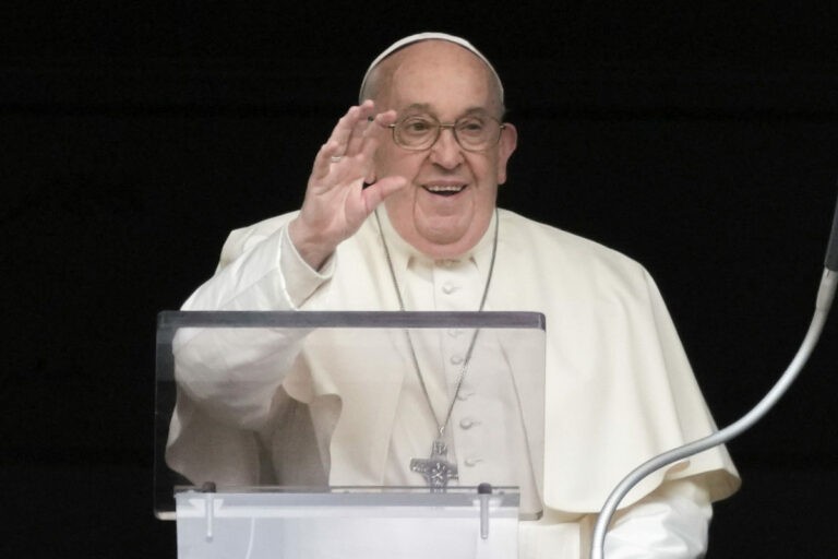 Vojna je prehra. Pápež František vyzýva na olympijské prímerie a modlí sa za mier