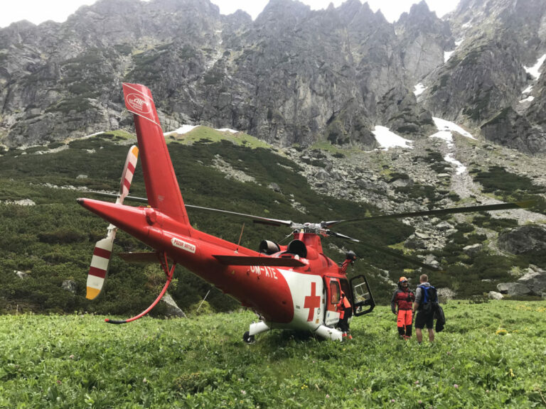 Zranený holandský turista musel stráviť noc v Tatrách, ráno mu na pomoc letel vrtuľník