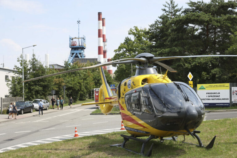 Otras v poľskej bani Rydułtowy zranil najmenej 17 baníkov, desiatky uviazli pod zemou (foto)