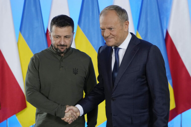 Zelenskyj diskutoval s poľským premiérom Tuskom o pomoci Kyjivu zo strany NATO, preberali aj ruské útoky