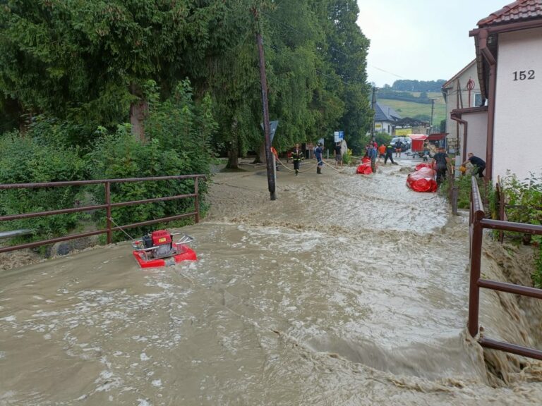 V 11 okresoch Slovenska hrozia prívalové povodne, voda sa valila aj obcou Lúčky (foto)